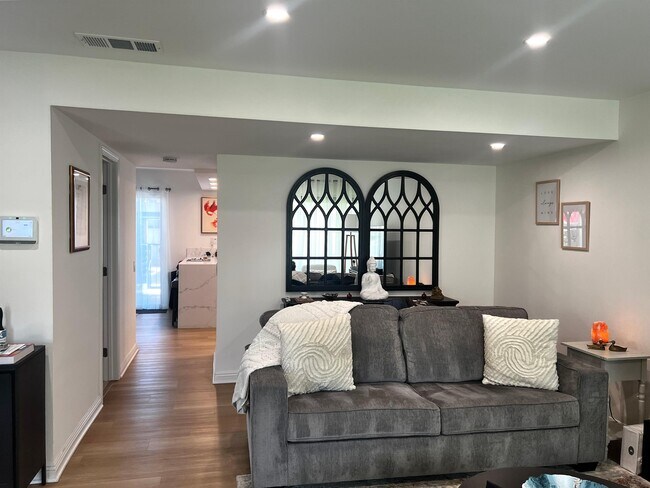 Foto del edificio - 2120 N Indian Canyon Dr