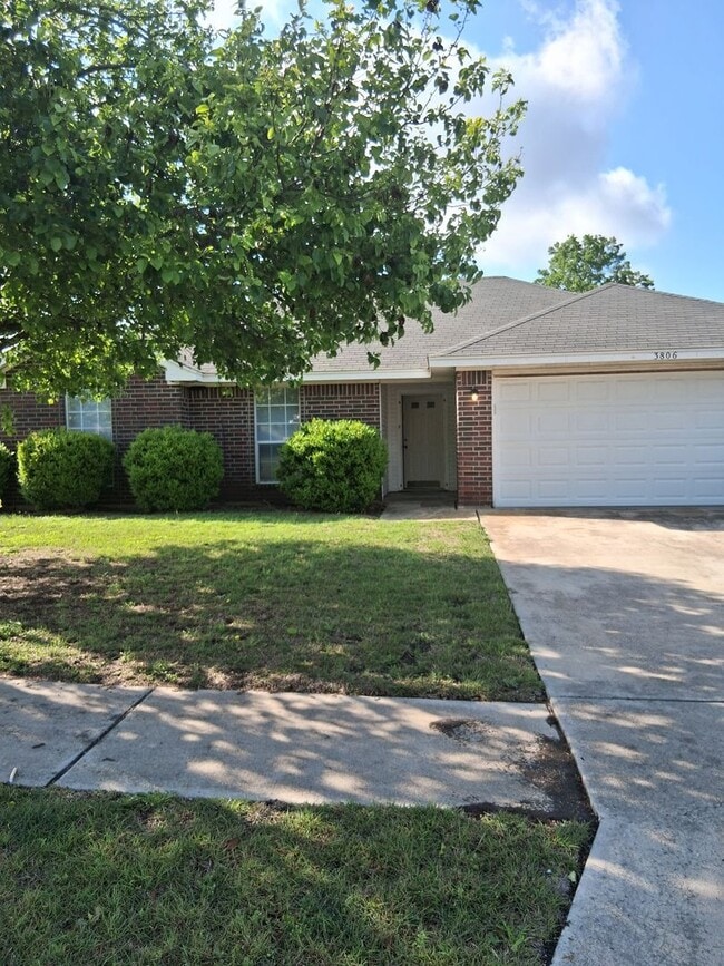 Building Photo - 3806 Lone Oak Dr