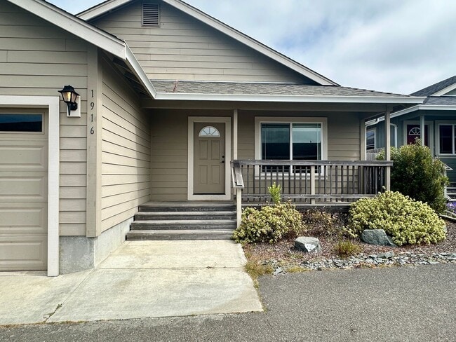 Building Photo - Modern 3 Bed, 2 Bath Home with Vaulted Cei...