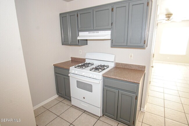 Building Photo - 216 S Schutz Dr