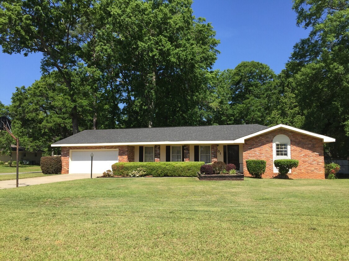Primary Photo - Freshly Updated Brick Ranch on Spacious Co...