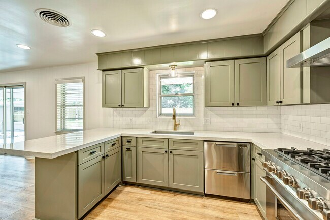 Building Photo - 8919 Railton St