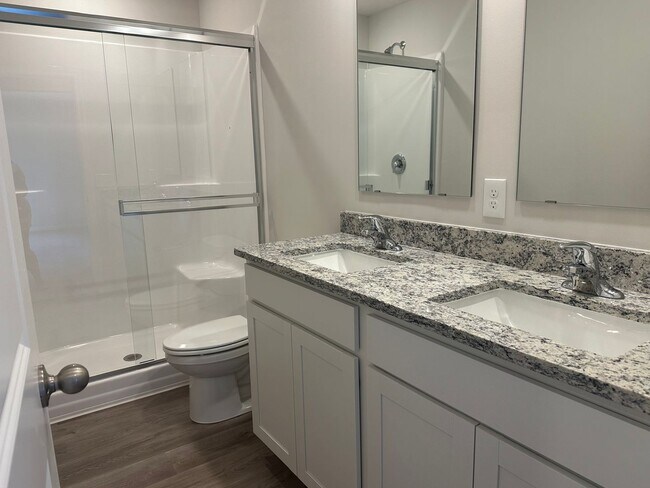 Foto del edificio - 3 Bed +Den Nearly Brand New $2500