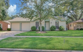 Building Photo - 15611 La Casa Ln