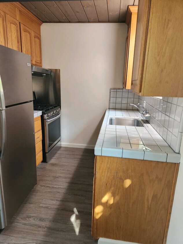Kitchen - 577 Vista Ave