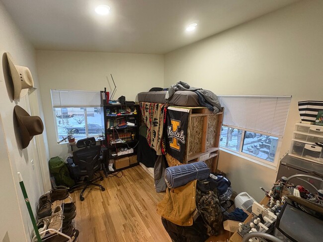 Building Photo - 216 E 7th St