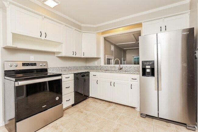 Building Photo - Renovated 3BR/1.5BA in Bellshire Estates!
