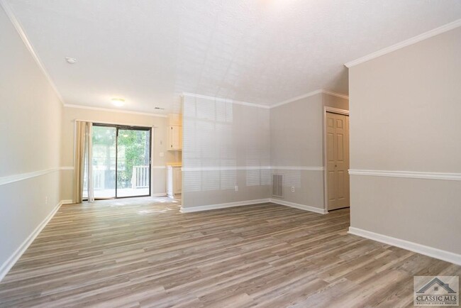Building Photo - 215 Woodridge Cir
