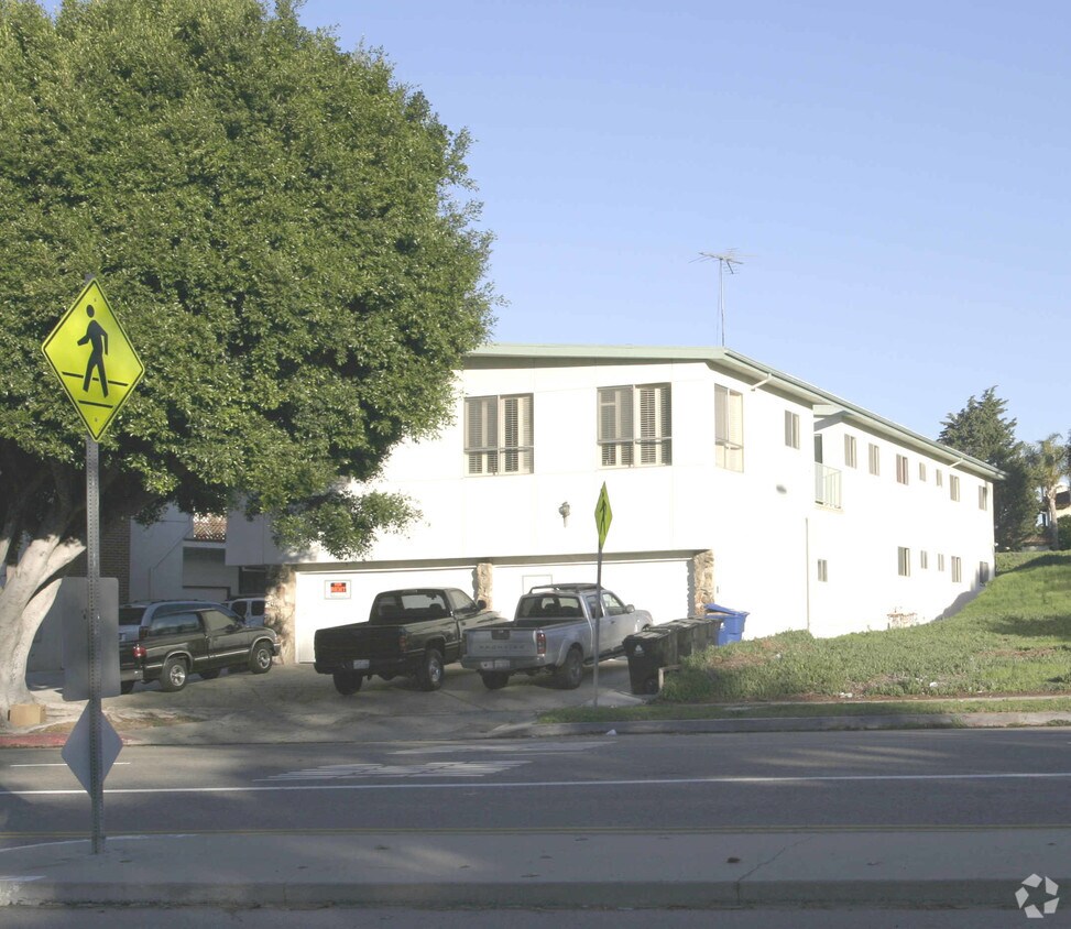 Foto principal - 7871 W Manchester Ave