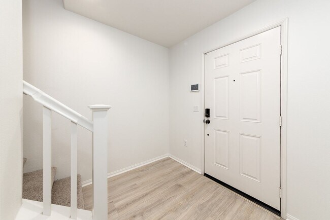 Building Photo - Beautiful 4 bed 3.5 bath condo in gated co...