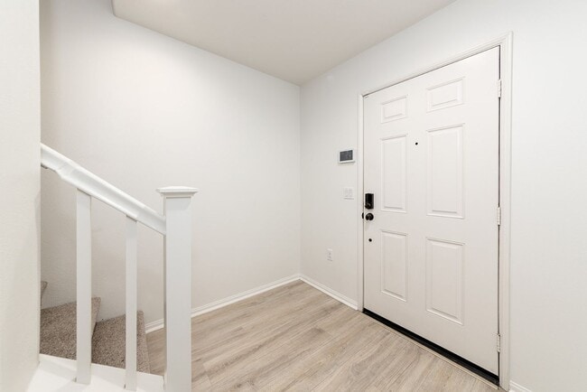 Foto del edificio - Beautiful 4 bed 3.5 bath condo in gated co...