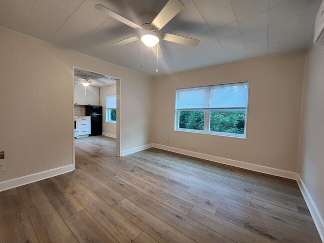 Photo - P198 - #5A Holiday Inn Apartment