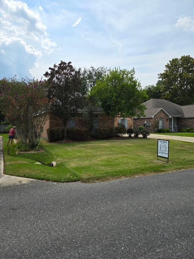 Building Photo - 3 bed 2 bath