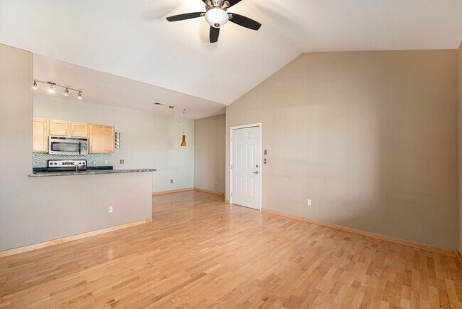 Foto del edificio - 3-Bedroom Condo Available Immediately