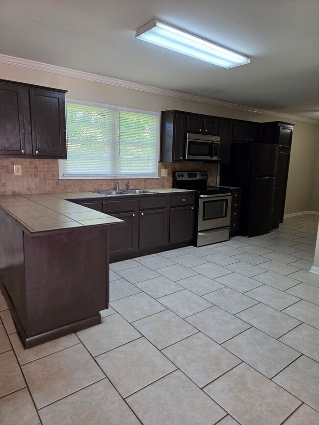 Building Photo - Lovely 3 Bedroom Home with Large Fenced in...