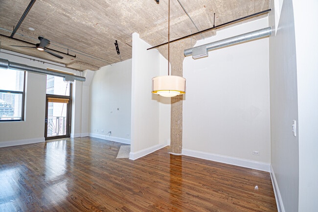 Building Photo - 758 N Larrabee St