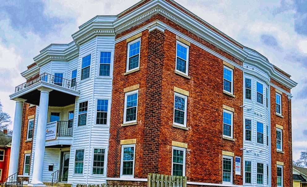 Primary Photo - 640 Bluff St