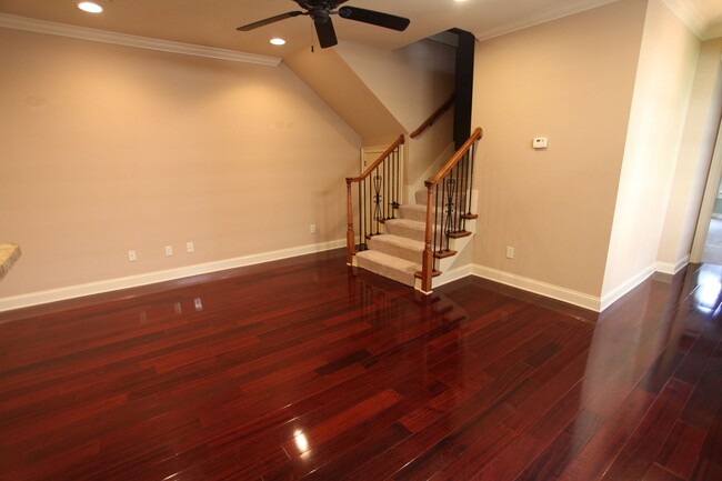 Foto del edificio - Beautiful Upscale Townhome Available in July!