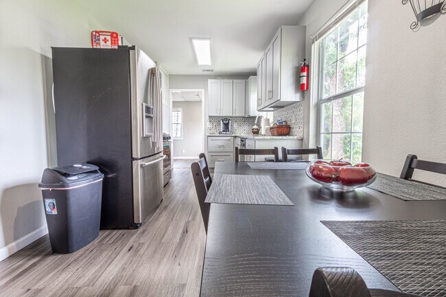Foto del edificio - 622 Pinewood Ln