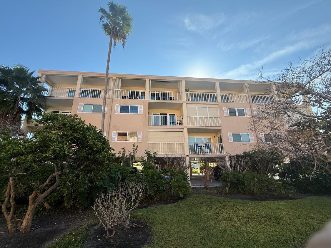Beatifully updated Beach condo FULLY FURNISHED ANNUAL RENTAL 2/2 - Beatifully updated Beach condo FULLY FURNISHED ANNUAL RENTAL 2/2