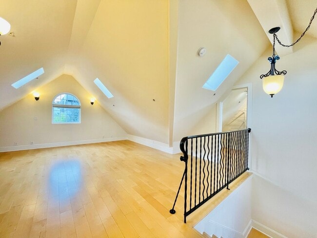 Building Photo - 1524 14th Ave S