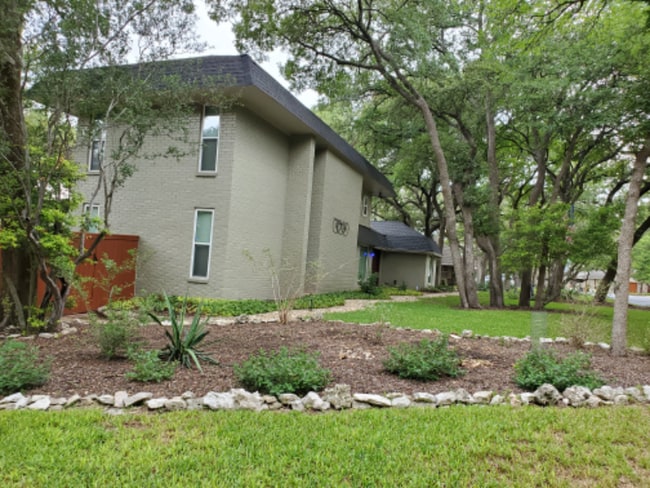Building Photo - 9411 Cedar Crest Dr