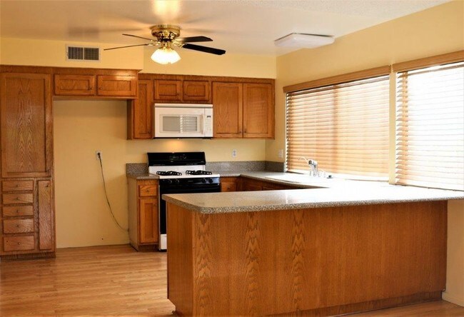 Foto del edificio - 869 Fowler Ave
