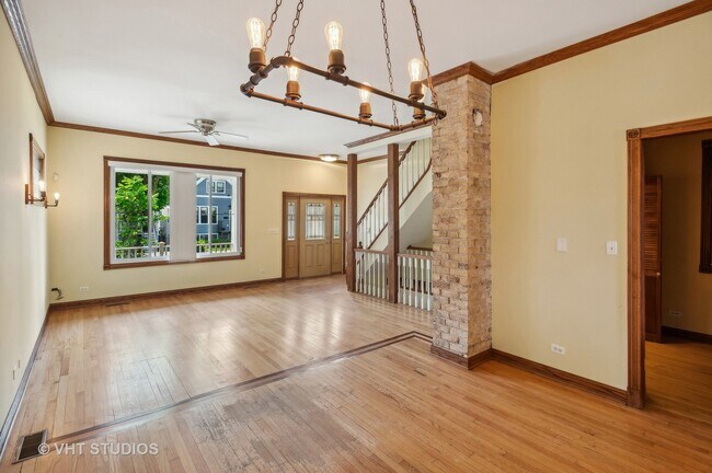 Building Photo - 3035 N Leavitt St