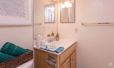 2BR, 1.5BA - 844 SF - Woodsdale Apartments