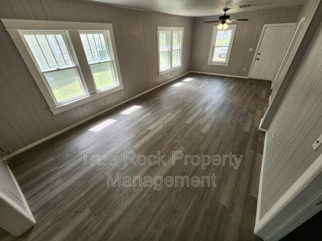 Building Photo - 609 W 5th