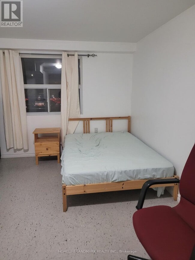 Building Photo - 3249 Oakglade Crescent