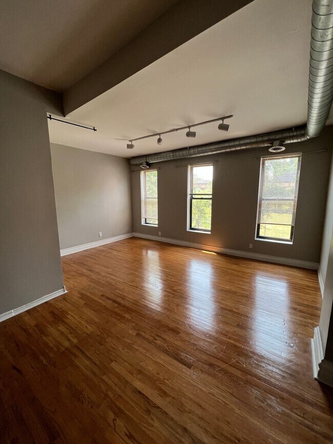 Foto del edificio - E BDG *1877 N. Milwaukee - 1855 FOR H20 AN...