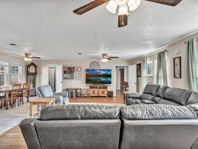 Foto del edificio - 608 Oak Ln