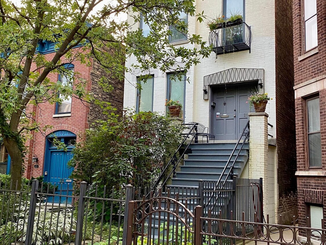Primary Photo - 2122 N Clifton Ave