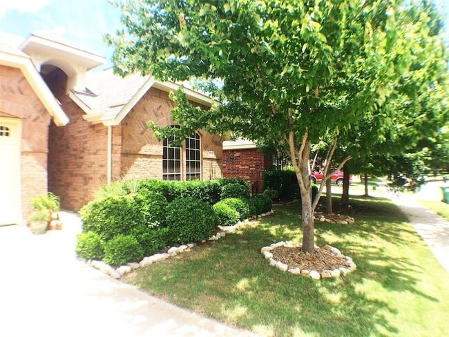Building Photo - 5912 Meadowglen Dr
