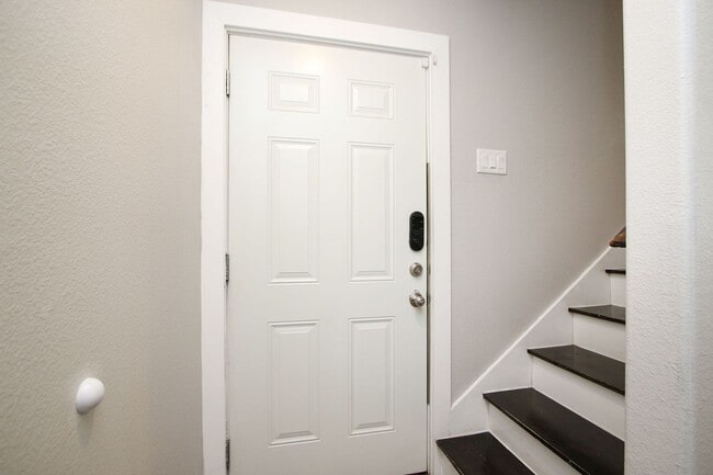 Building Photo - For Lease | 3 Bed, 2 Bath | 1,150 Sq Ft | Warwick Place |