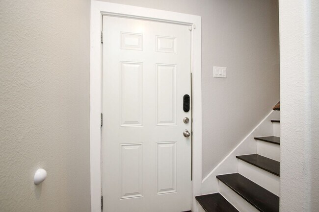 Foto del edificio - For Lease-Housing Vouchers Accepted | 3 Bed, 2 Bath | 1,150 Sq Ft | Warwick Place |