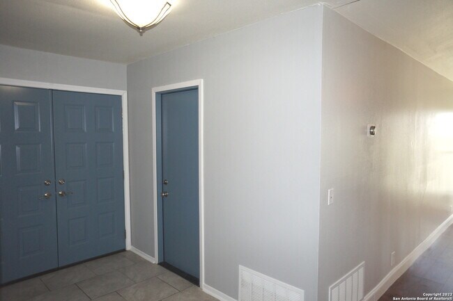 Foto del edificio - 6611 Woodford-