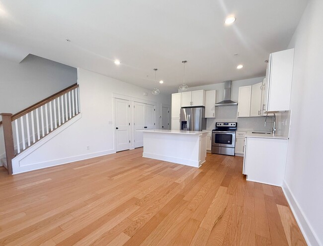 Foto del edificio - 4-Bedroom Home with Pool Access and Stainless Steel Appliances Near Downtown Cookeville