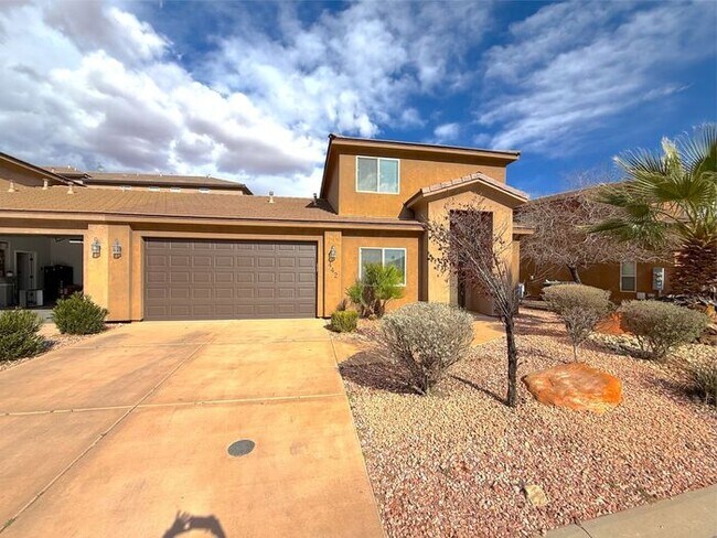 Foto del edificio - 4 bed, 2.5 bath duplex w/2 car garage