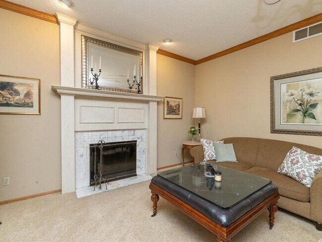 Foto del edificio - 2-Story Estate Home with Fireplace, 4 BR's on one level, Office, Gourmet Kitchen, Pets OK!