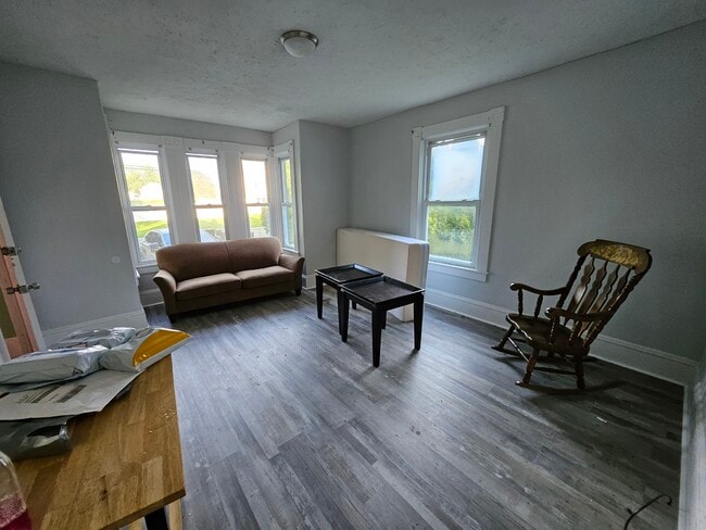 sitting area - 63 Greystone Ave