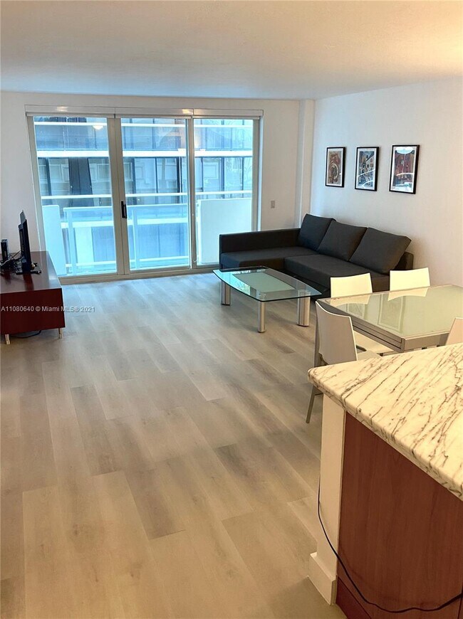 Foto del edificio - 9499 Collins Ave