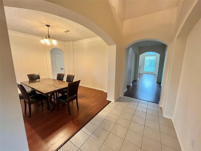 Building Photo - 1803 Stoneleigh Ct