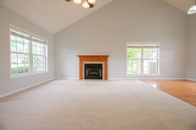 Building Photo - Three Bedroom with Bonus and Pool!