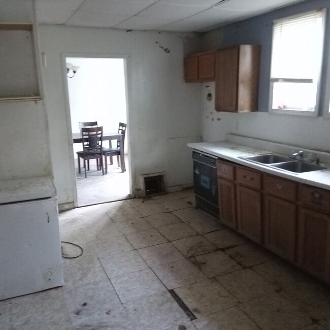 Building Photo - New Listing! Now Available! - $790 Month /...