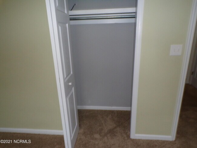 Building Photo - 148 Live Oak Dr