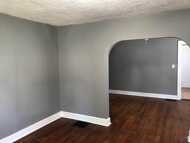 Building Photo - Southeast Indy - 2 BR