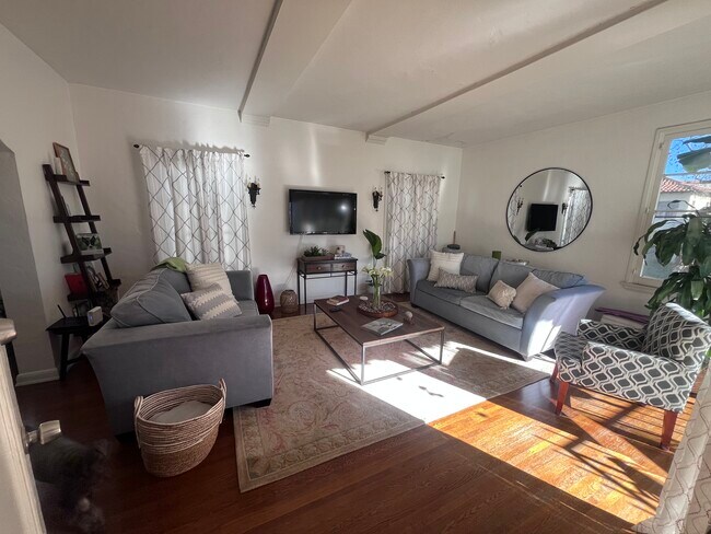 Sala de estar - 139 N Sycamore Ave