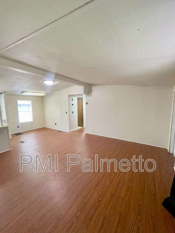 Building Photo - 106 S Witt St